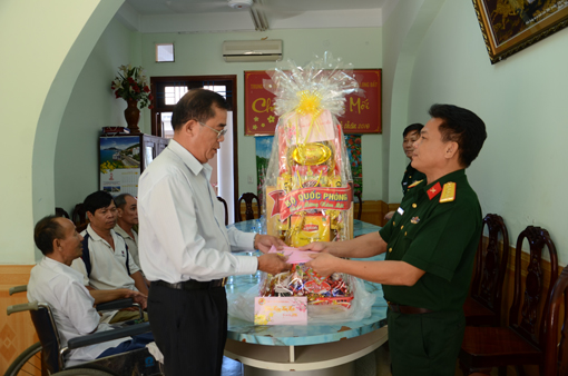  Đại tá Phan Bá Tuyết, Phó Chủ nhiệm Chính trị Quân đoàn trao quà tết cho lãnh đạo trung tâm